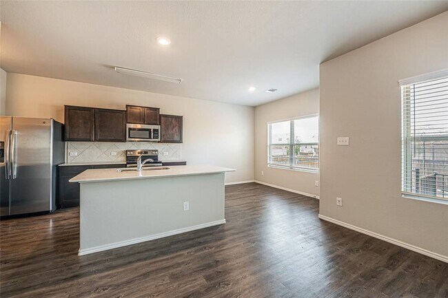 Building Photo - 108 Comet Dr