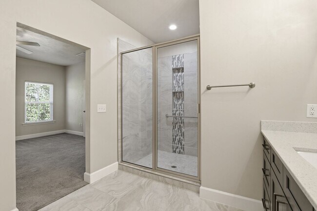 Building Photo - Villas of West 3Bed/2Bath End Unit