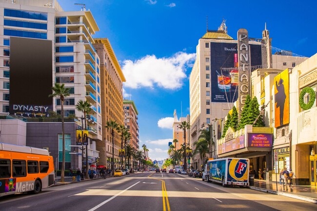 Famous Hollywood Blvd minutes away - 960 Larrabee St
