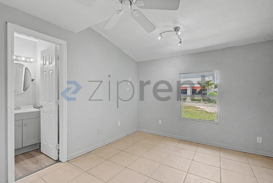 Building Photo - Unit