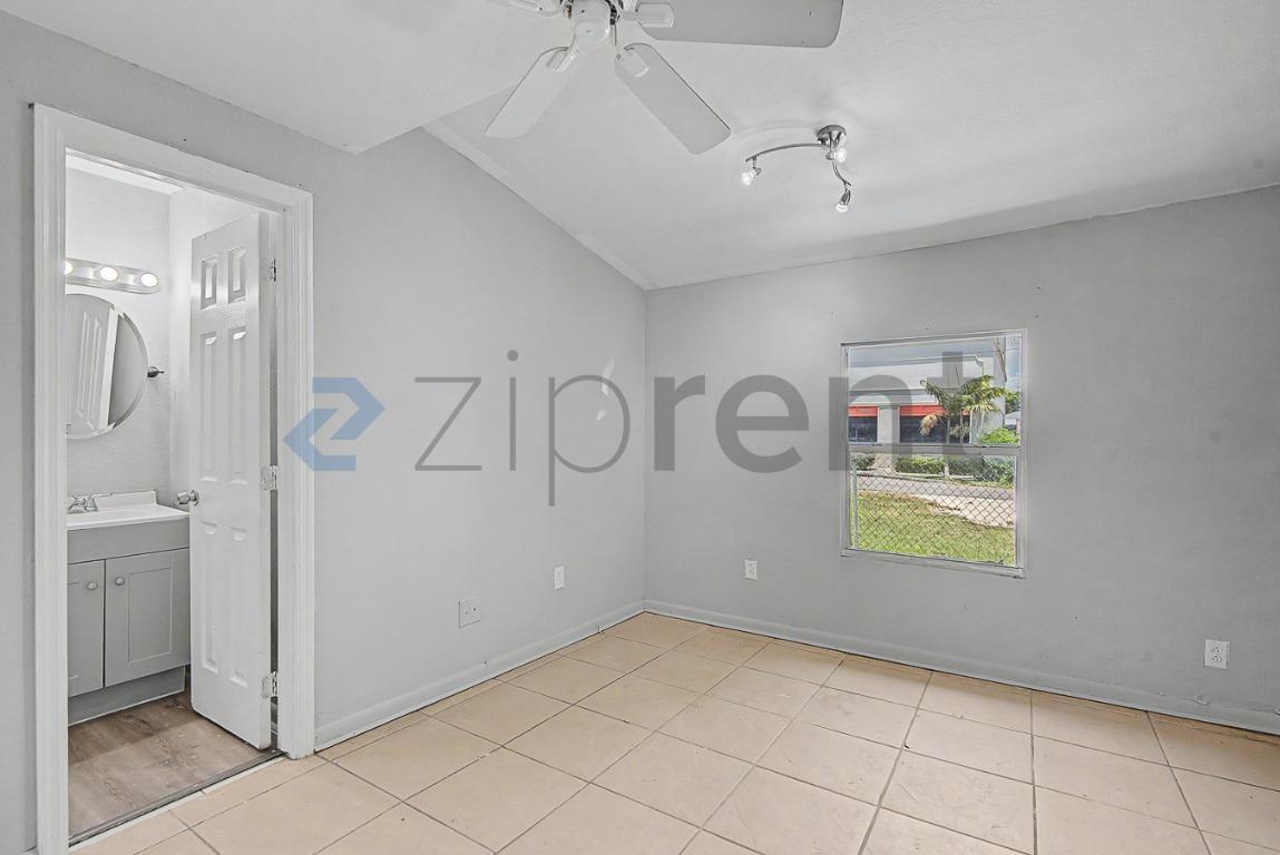 Building Photo - Unit