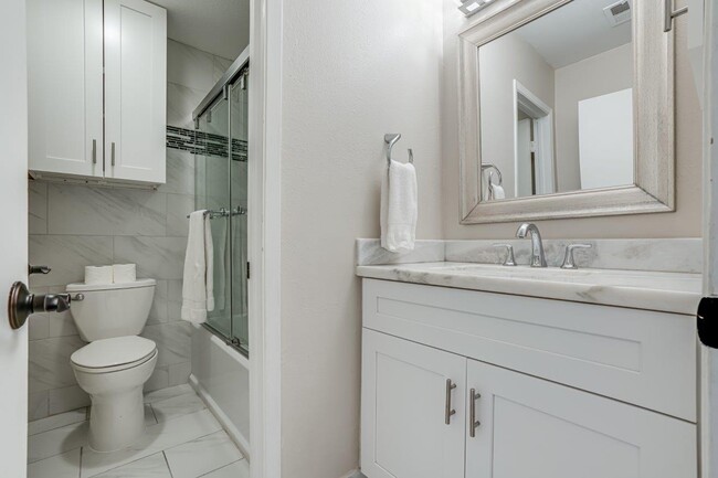 Main bathroom - 2004 Lakeland Dr