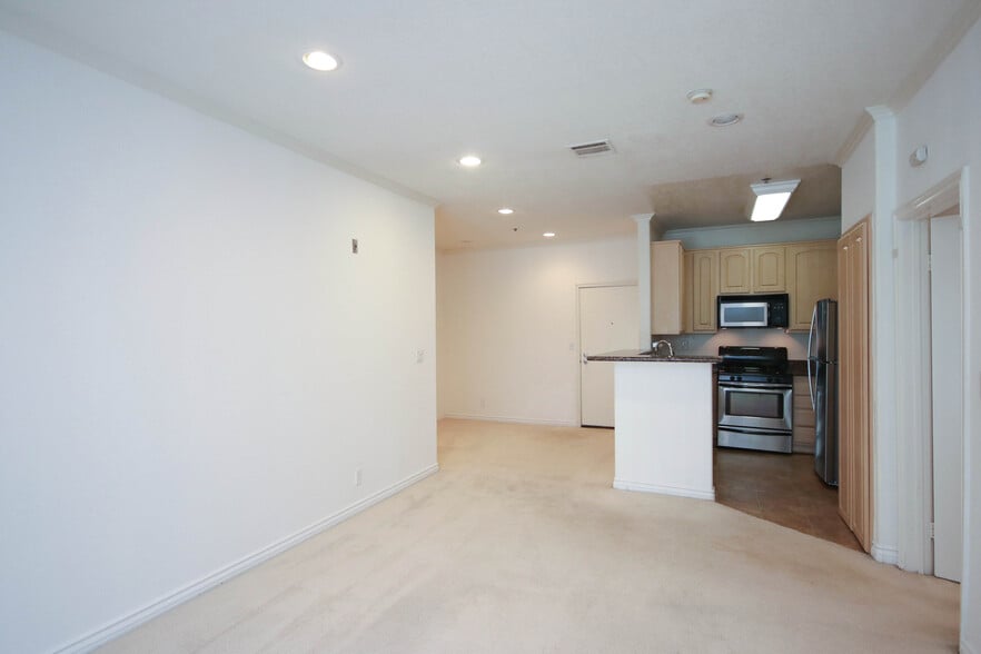 Building Photo - 300 N El Molino Ave