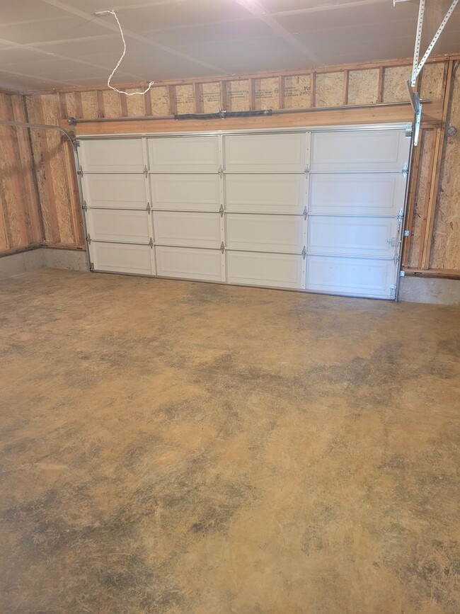 Building Photo - Beautiful 3 Bedroom Home