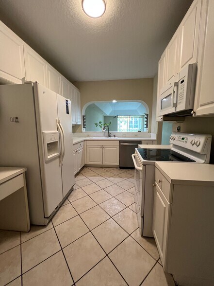 Kitchen - 10710 NW 66th St