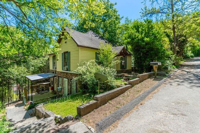 Building Photo - 518 E Manning St