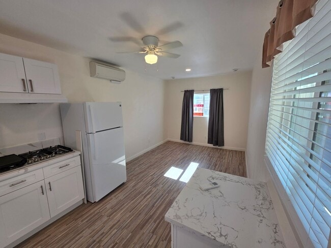 Building Photo - 524 W Greenwood Ave