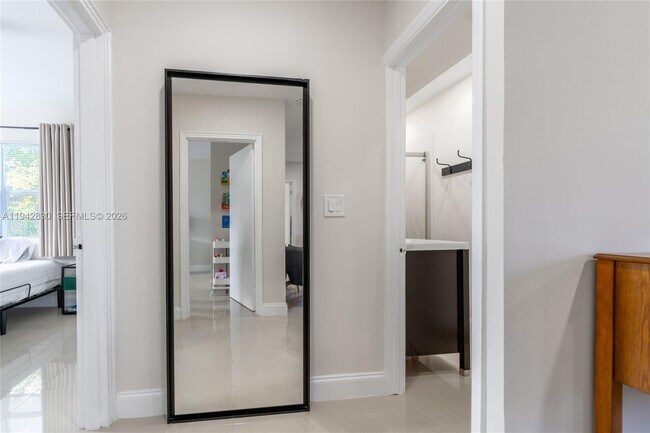 Building Photo - 320 S 28th Ave