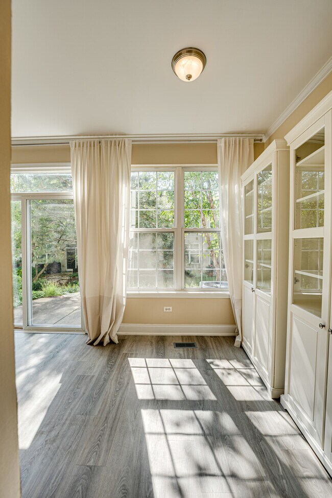 Building Photo - 2855 Vernal Ln