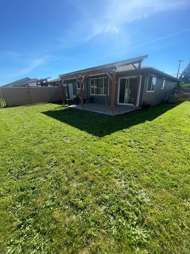 Building Photo - Charming 2 Bedroom Duplex With Fenced Yard In Quiet Neighborhood!