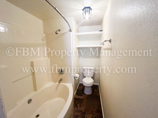 Building Photo - 105 Sunset Cir