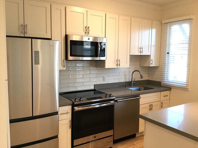 Building Photo - 633 Alma Ave