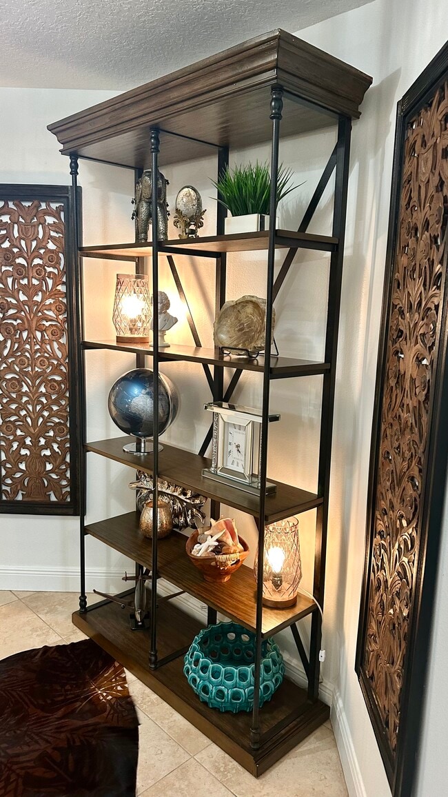 Building Photo - 561 Casa Bella Dr