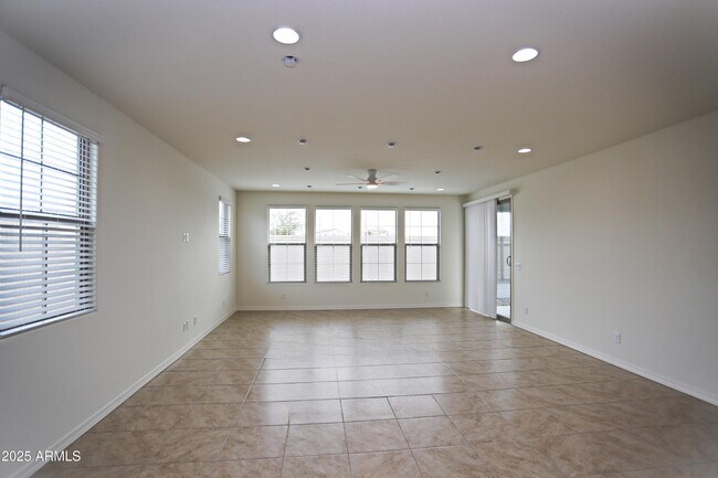 Building Photo - 831 W Finch Dr