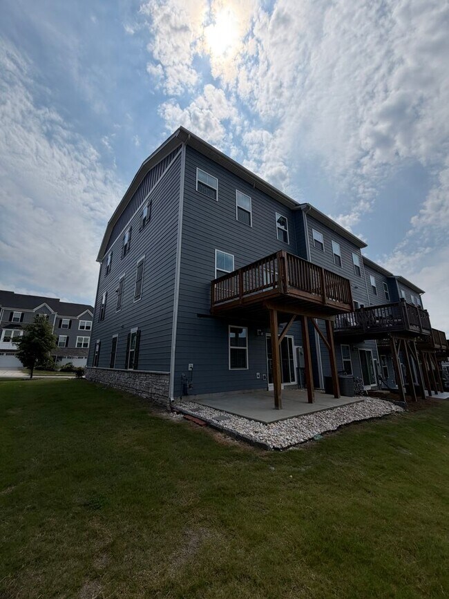 Building Photo - 921 Portrush Ln