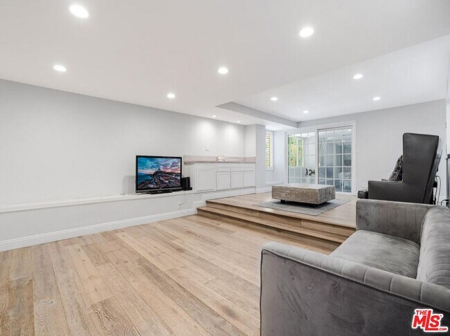 Building Photo - 441 N Oakhurst Dr