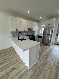 Building Photo - 717 W 9th Ave