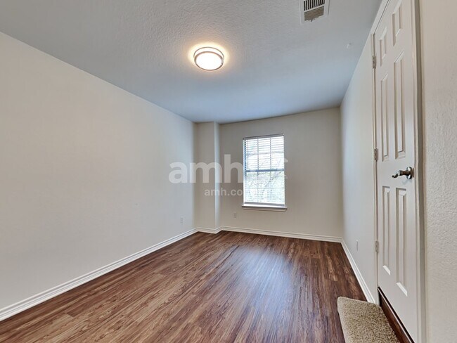 Building Photo - 315 Lakeside Dr