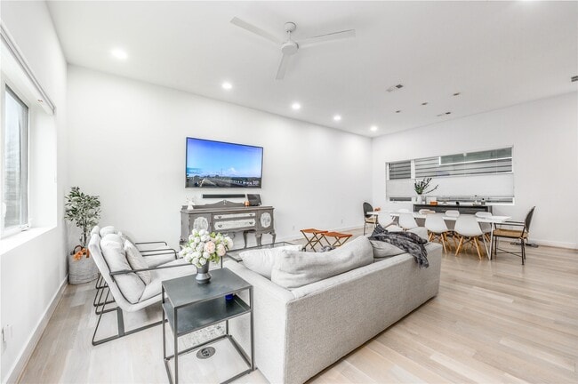 Building Photo - 1141 W 18th St