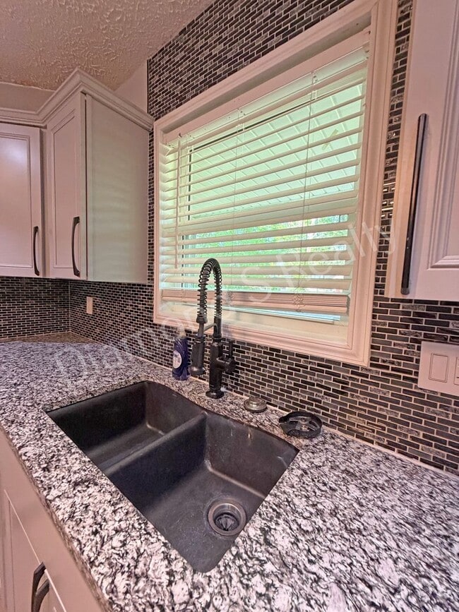 Building Photo - Spacious, Clean 3 Bedroom Home + Bonus Room Available!