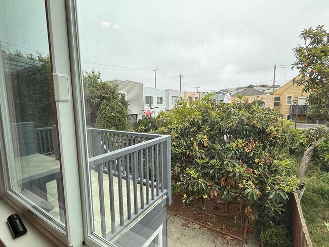Building Photo - 882