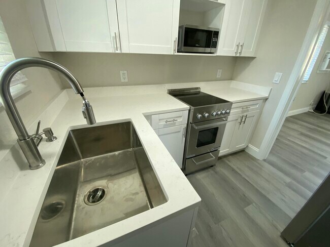 Building Photo - 115 Lucerne Ave