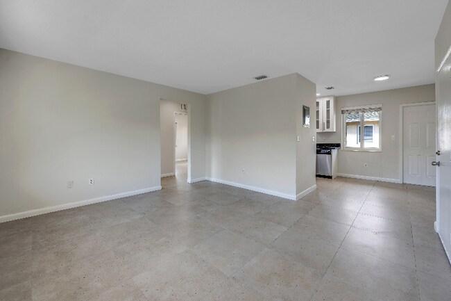 Building Photo - 930 SW 24th Ct