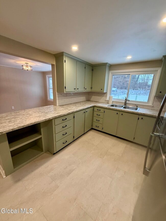 Building Photo - 2 Pinewood Ct