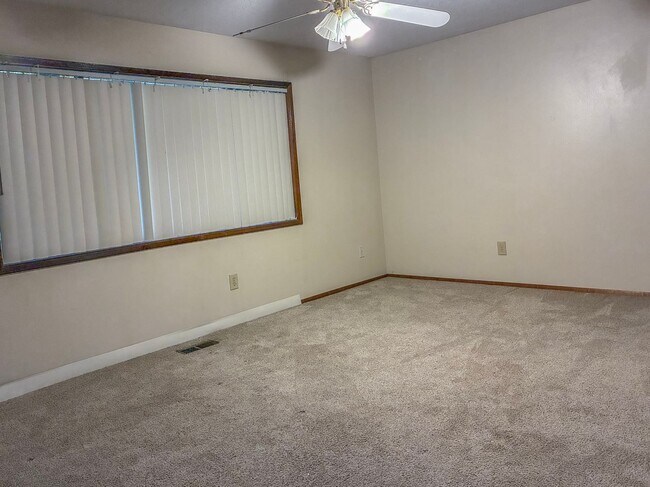 Building Photo - Hillsboro Duplex- 2 Bedroom 1 bathroom with fenced in yard available !