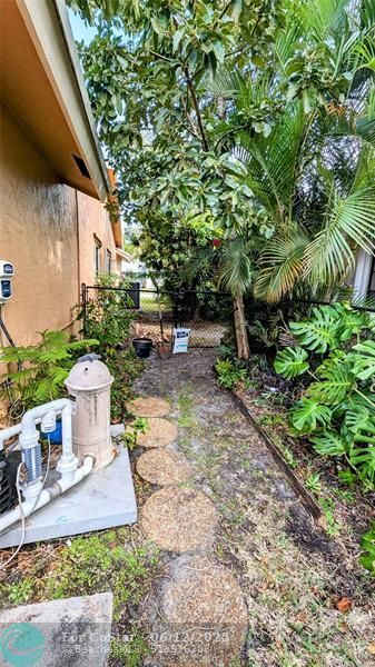 Building Photo - 8105 Nutmeg Way