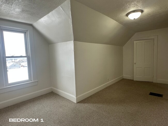 Building Photo - 1904