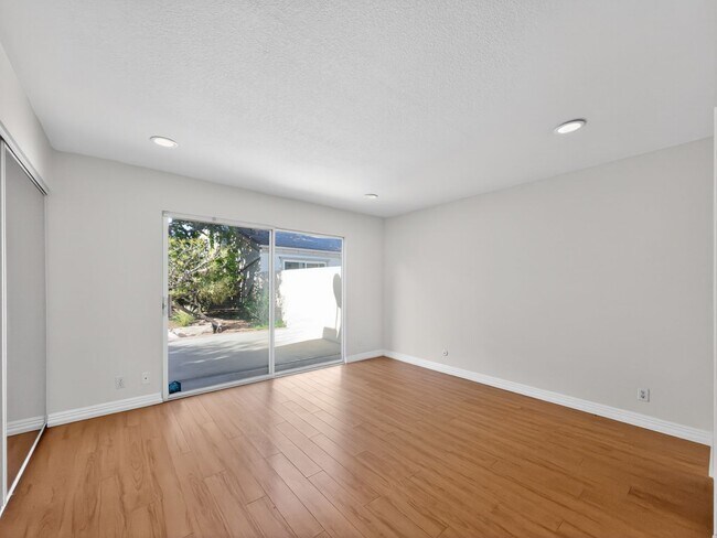 Building Photo - Remodeled, Single-Level, End-Unit Condo in Irvine
