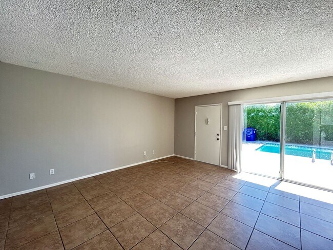 Building Photo - AVAILABLE NOW!! 2 Bedroom 1 Bath Apartment...