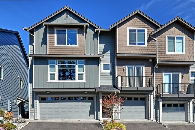 Building Photo - Spacious Townhome - Move In Ready!