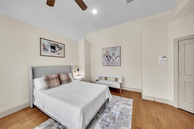 Building Photo - 2318 Camden Dr