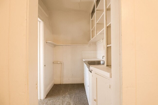 Building Photo - 5 Bedroom, 2 bath home!