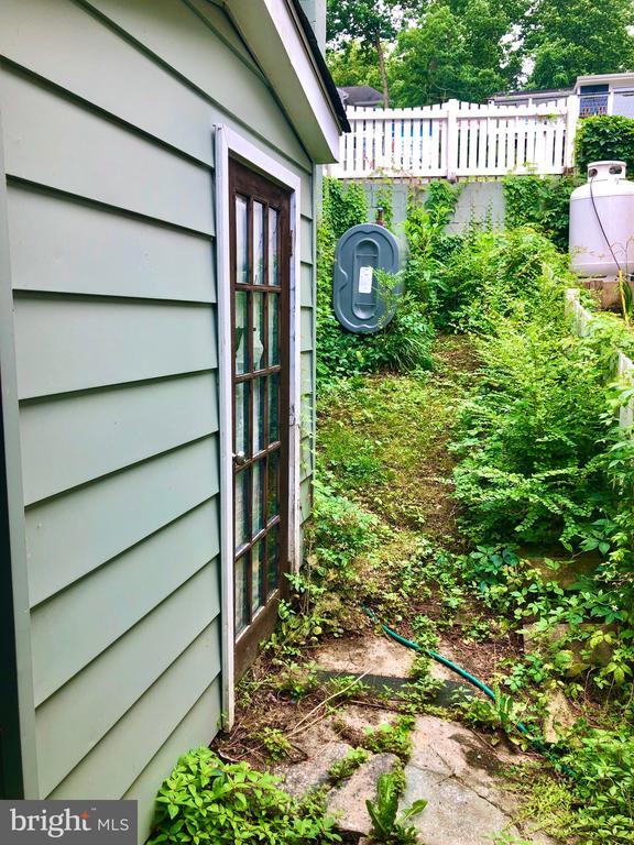 Building Photo - 332 Arbutus Dr