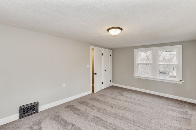 Building Photo - 544 S Poplar Dr