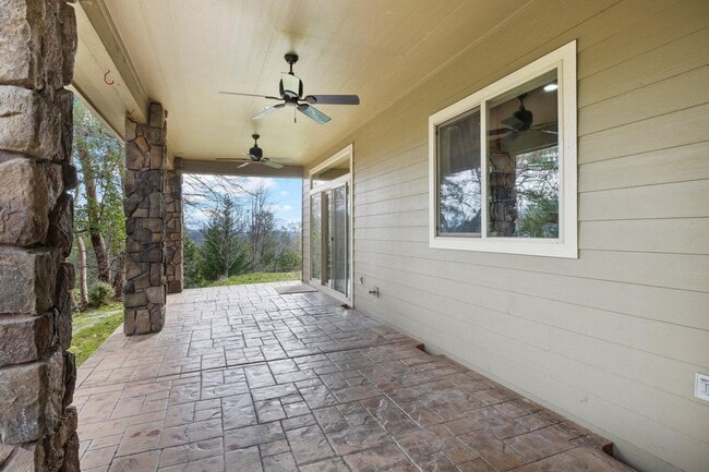 Building Photo - 5BED 4BATH - Beautiful Home with a Gorgeou...