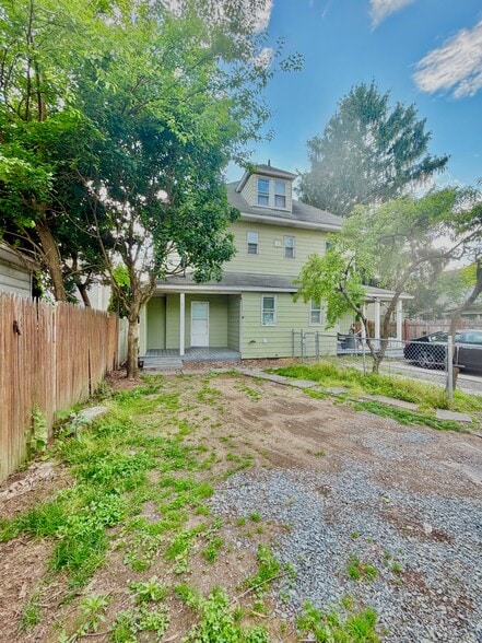 Building Photo - 20 Elm St