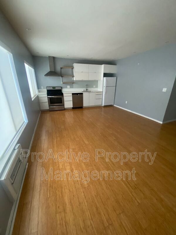 Building Photo - 218 S Ave 66