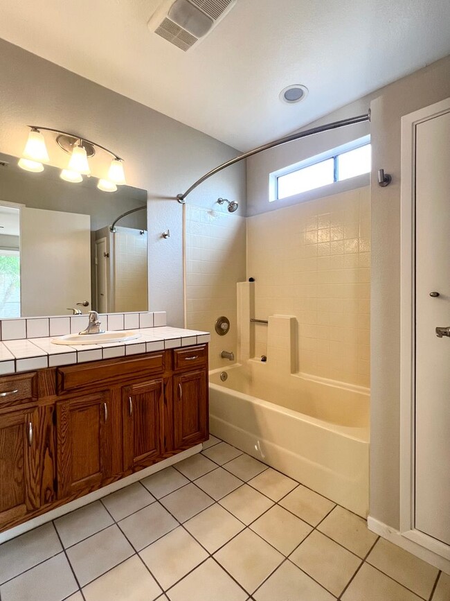 Building Photo - Single Story 3 Bedroom House in South Oceanside