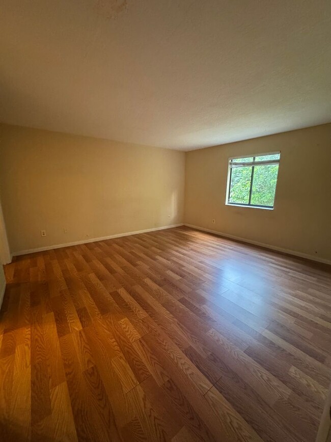 Building Photo - Spacious Ground-Floor 2-Bed/2-Bath Condo i...
