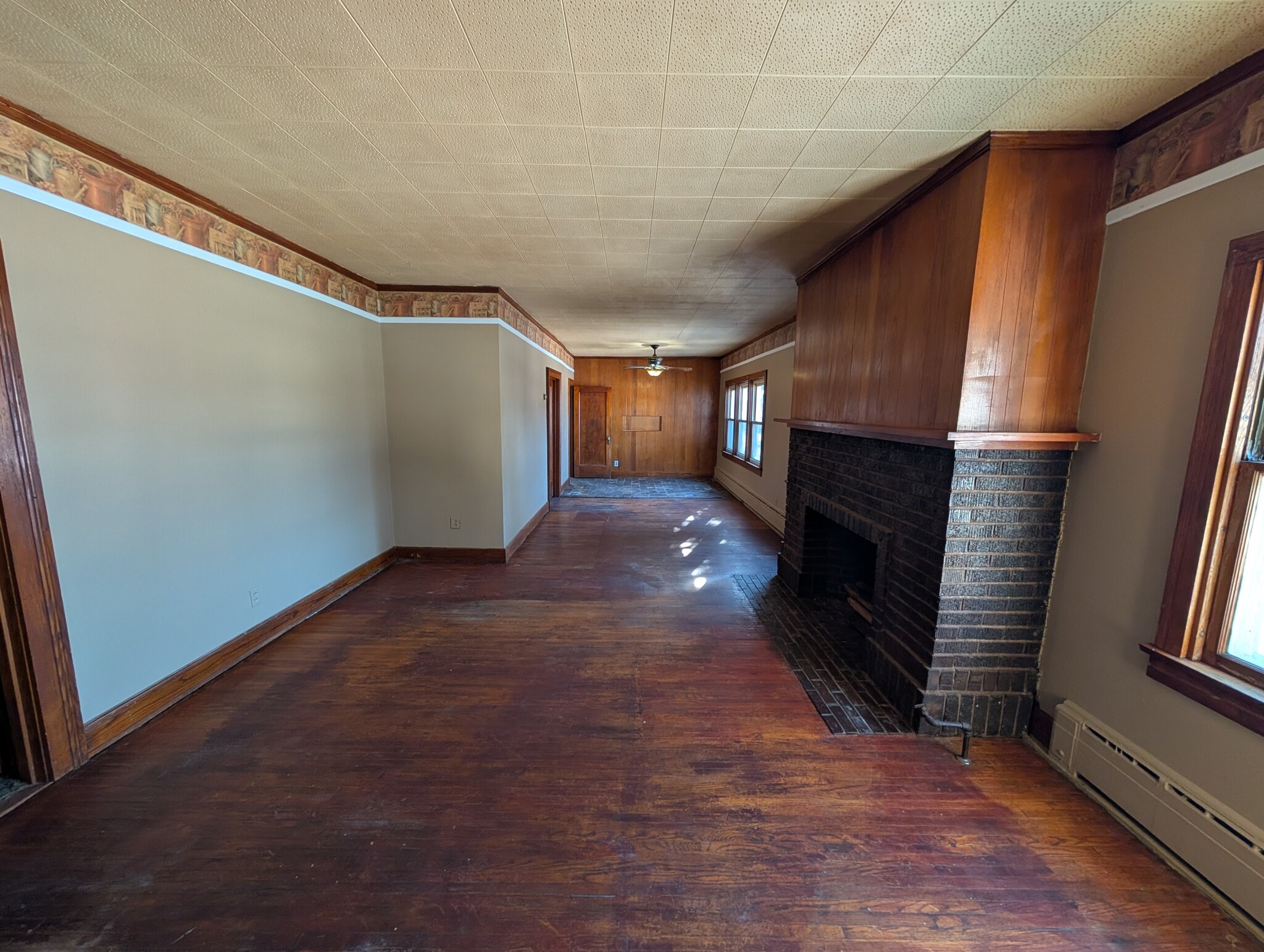 Building Photo - 121 W Comanche Ave