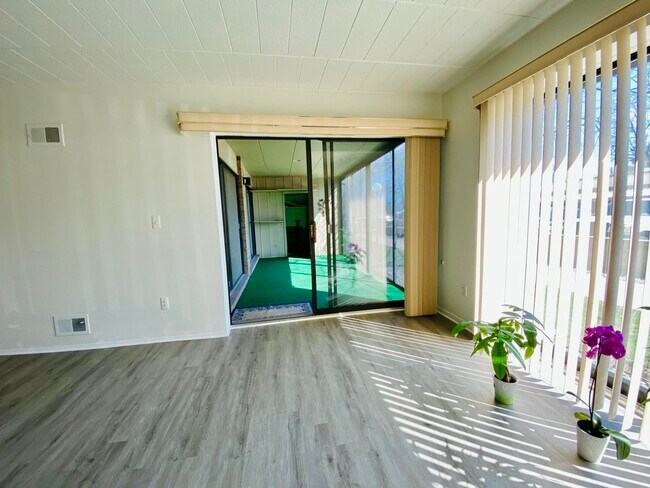 Building Photo - 18220 University Park Dr