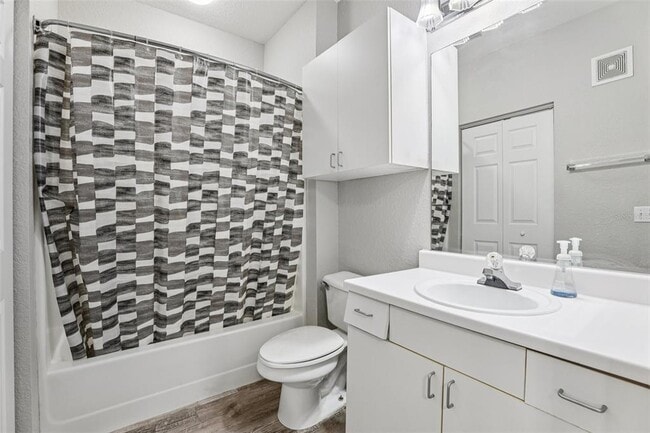 Building Photo - 860 N Orange Ave