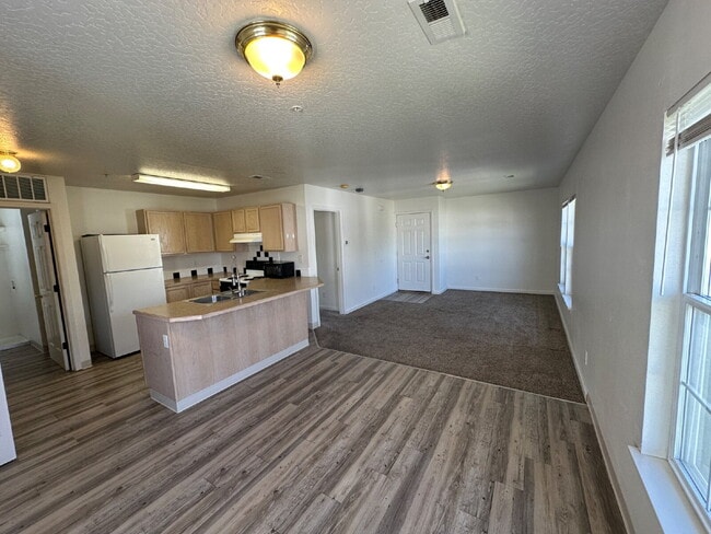 Building Photo - Upper Level 2 Bedroom 1 Bath Apartment