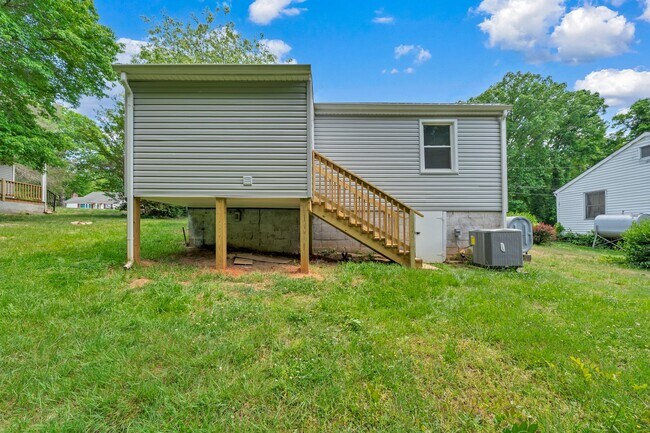 Building Photo - 1142 Sylvan Ave