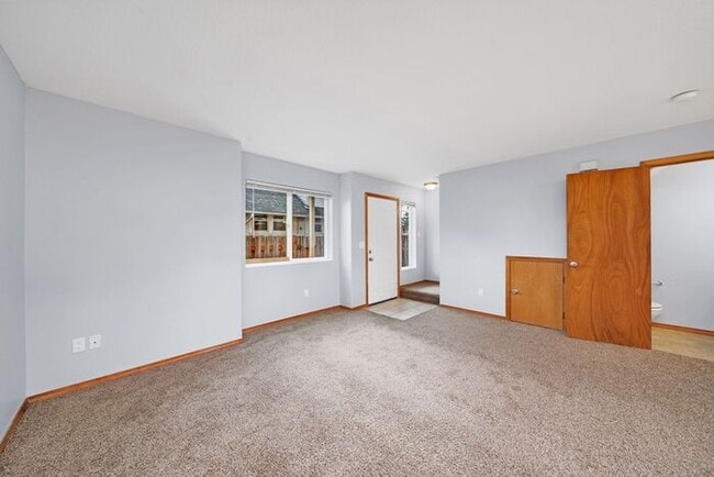 Building Photo - Beautiful 2 bedroom townhouse. Available February!