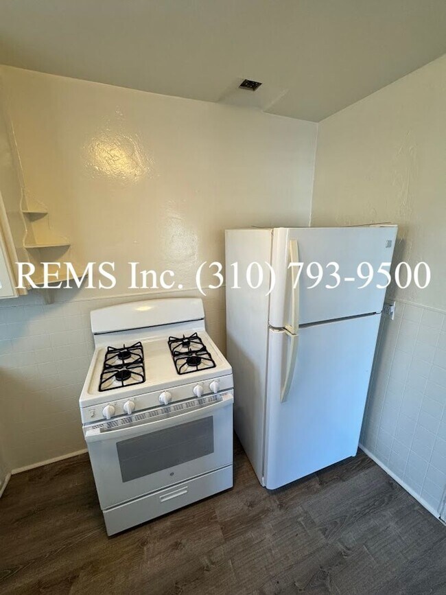 Building Photo - Refurbished Upstairs Apartment w/ Parking